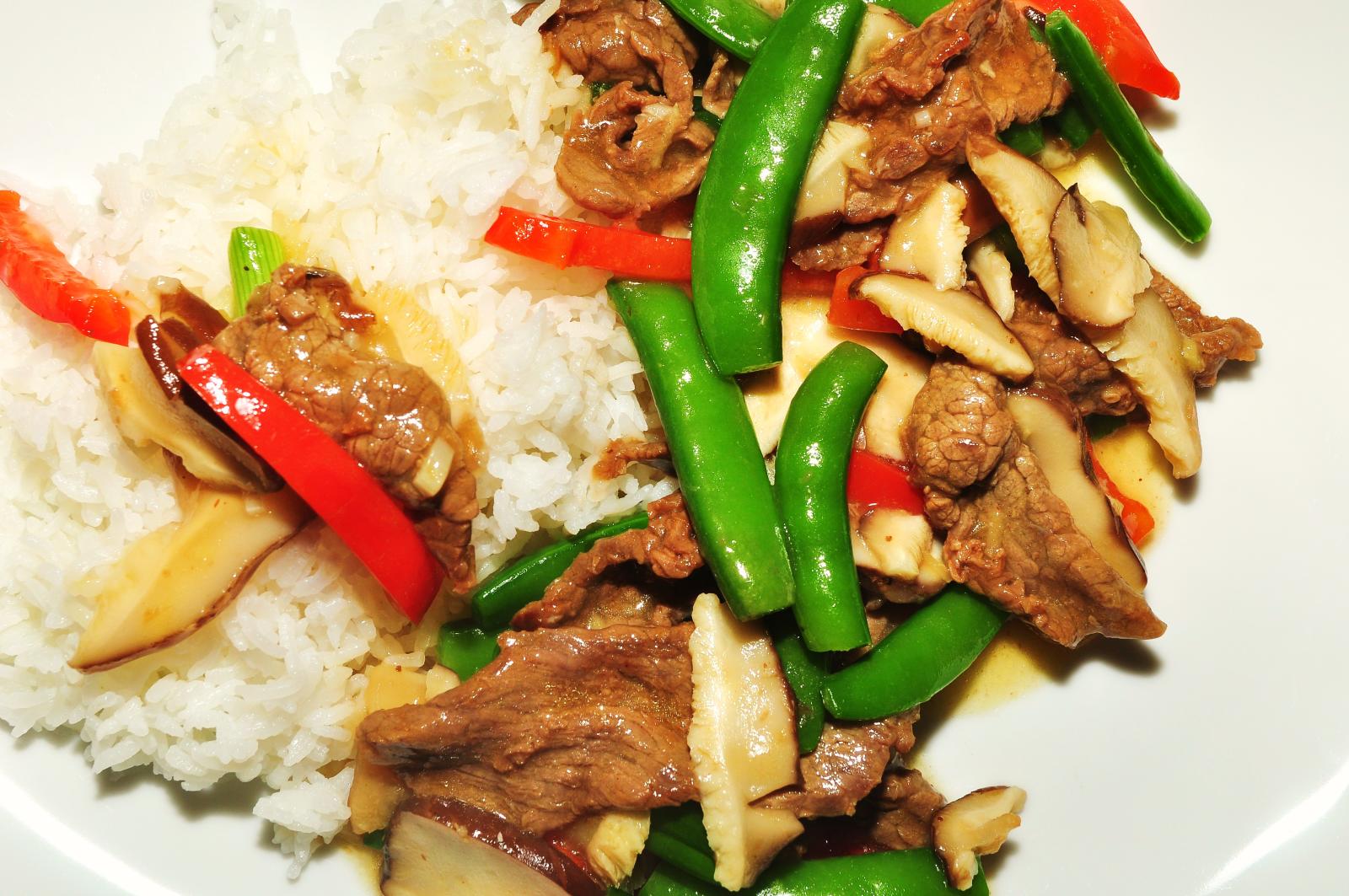 Beef and snow pea stir fry with garlic oyster sauce