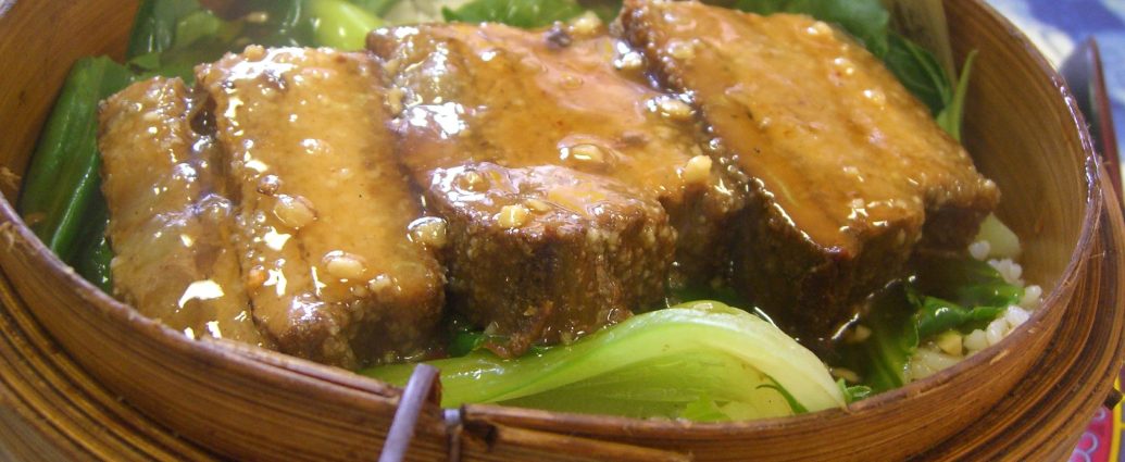 Hunan Fen Zheng Rou steamed pork with rice flour in a bamboo steamer