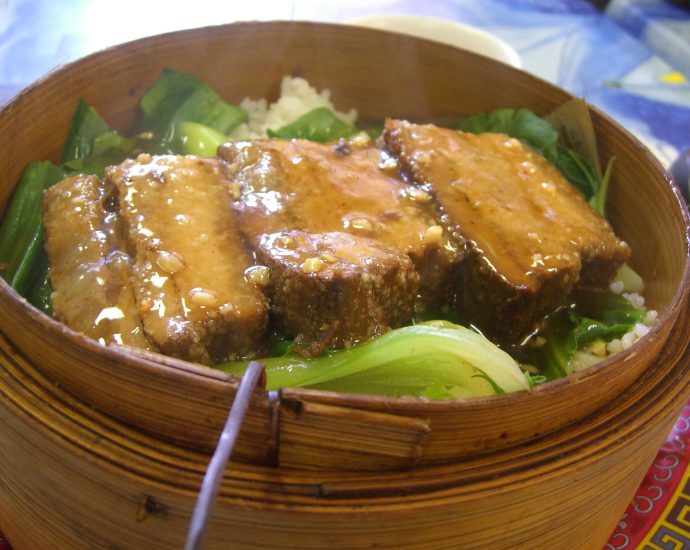 Hunan Fen Zheng Rou steamed pork with rice flour in a bamboo steamer