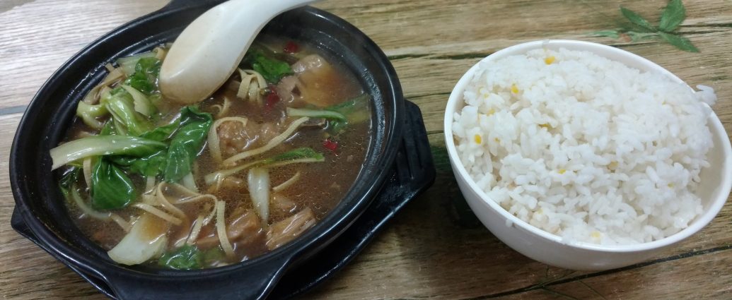 Huang Men Ji braised chicken rice with mushrooms and peppers in clay pot