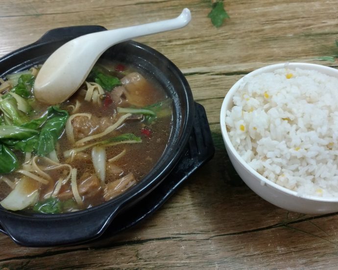 Huang Men Ji braised chicken rice with mushrooms and peppers in clay pot