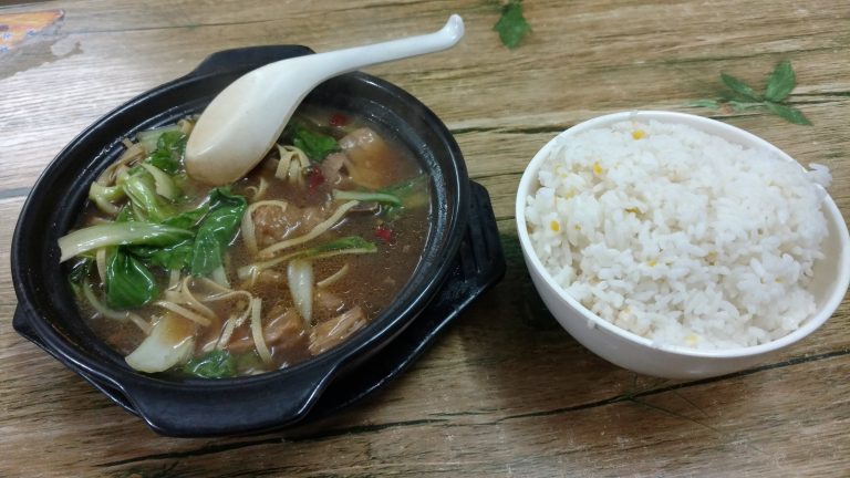 黄焖鸡米饭 Huang Men Ji – Braised Chicken Rice