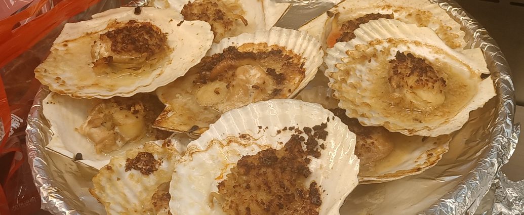 Steamed scallops on the half shell with garlic and glass vermicelli