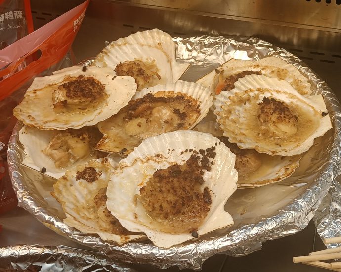 Steamed scallops on the half shell with garlic and glass vermicelli