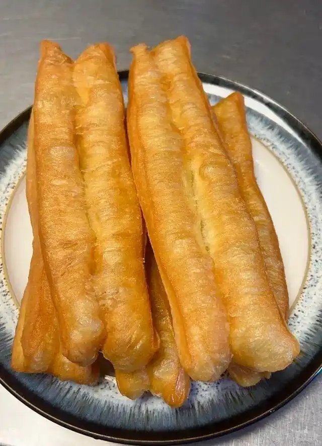 油条 Youtiao – Chinese Fried Dough Sticks, Crispy and Hollow